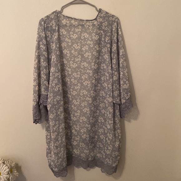 Sky Blue Floral Kimono with Lace detail on Sleeves and Hem [Size: L-XL] - Picture 2 of 5